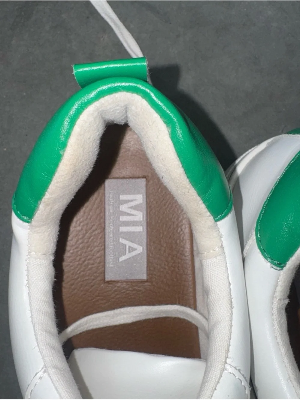 MIA classic white